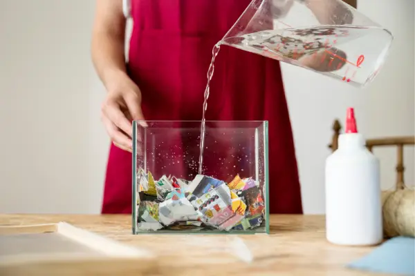 water gieten in bak met geld